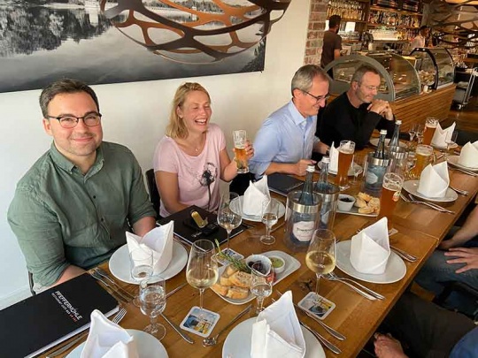 Beratermeeting in Soest - Axel, Alex, Rolf und Peter (v.l.n.r.) beim gemeinsamen Abendessen.