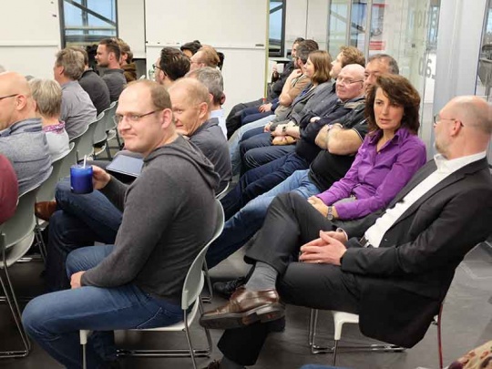 Trovarit-Mitarbeiter beim Betriebsmeeting