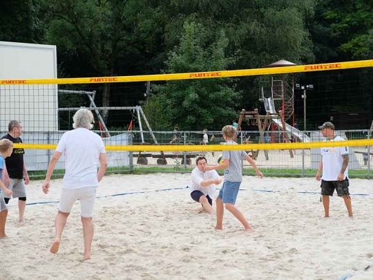 Volleyball auf dem Trovarit-Sommerfest